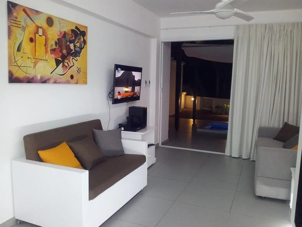 Yialos Holiday Apartments ペルボニア
