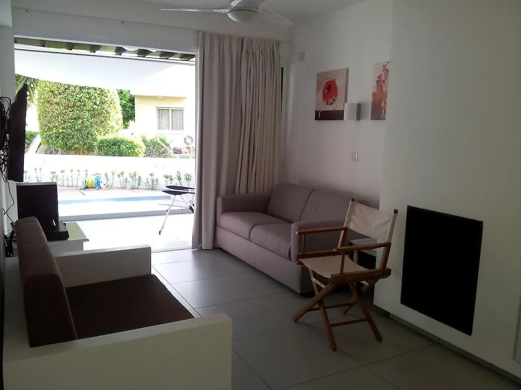 Yialos Holiday Apartments ペルボニア