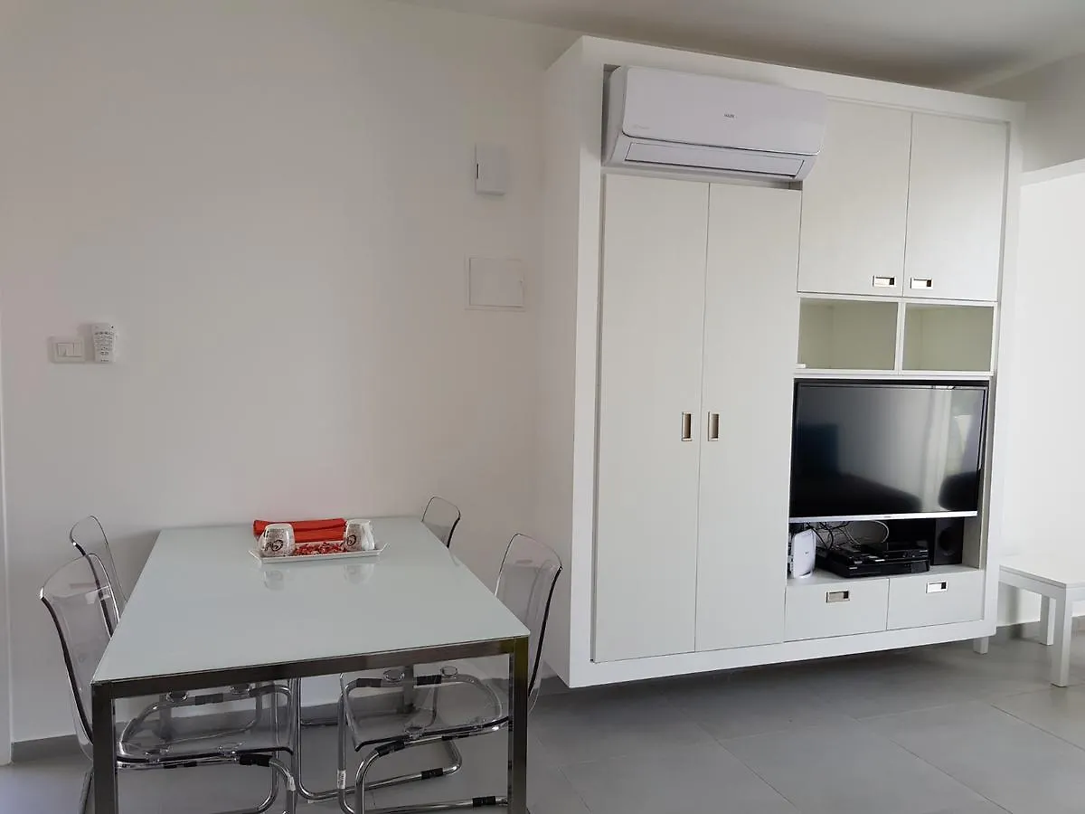 Yialos Holiday Apartments ペルボニア